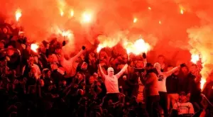 Батални сцени прекратиха мач в Турция, фен счупи ъглово флагче в гърба на вратар (ВИДЕО)