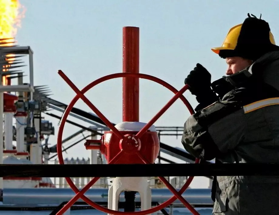 Пожар избухна в руска петролна рафинерия край границата с Украйна (ВИДЕО)
