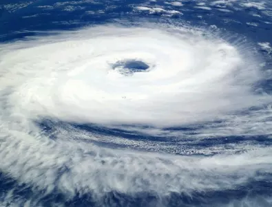 Над 100 000 души в Индия и Пакистан са евакуирани заради мощен циклон 