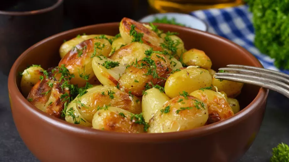 Различната рецепта за картофи на фурна, в която ще се влюбите