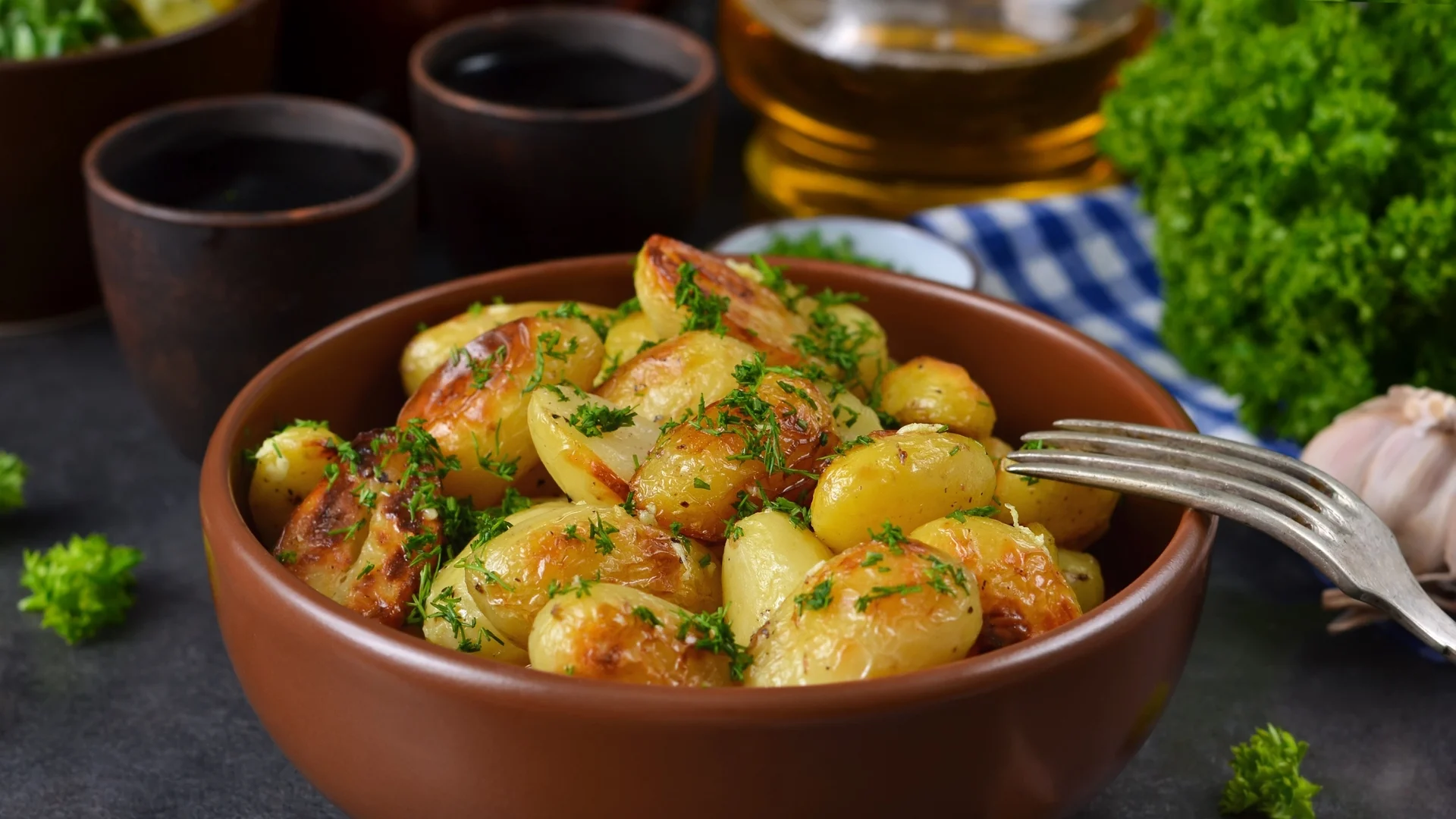 Тези надупени картофи с чесън вдигат настроението на всяка маса!