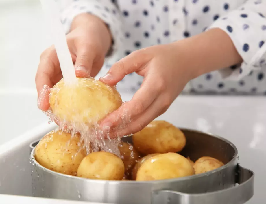 Омръзна ли ви да белите варените картофи? Този гениален трик спестява напълно достатъчно време