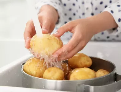 Уморихте ли се да белите картофи си? Този гениален трик ще ви спести много време
