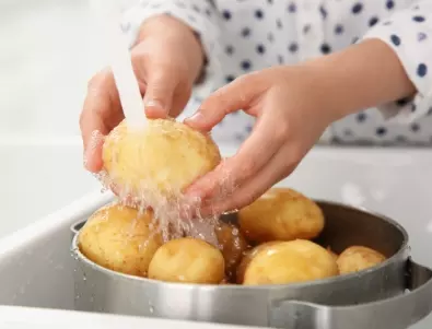 Само хитрите домакини знаят как да обелят 1 кг картофи за 1 минута