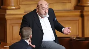 Кралев с мощна атака: Това е ниска физическа култура - все едно да отидеш по анцуг на сватба