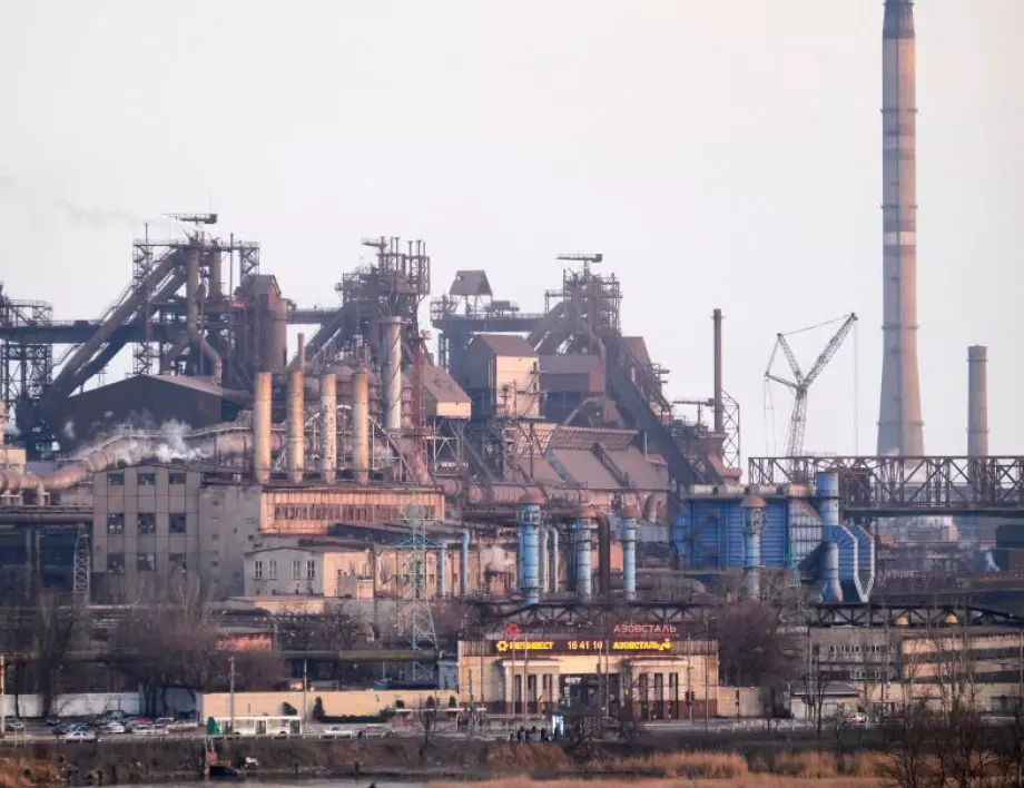 120 цивилни са напуснали обсадения завод в Мариупол, твърди Русия