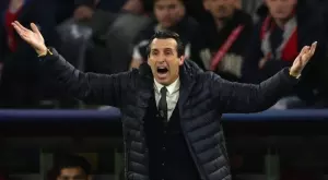 Унай Емери вдигна среден пръст на фен на Арсенал (ВИДЕО+СНИМКИ)