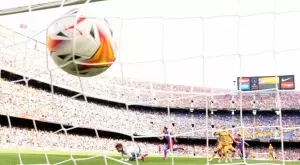 Никой в топ 5 лигите на Европа не вкарва повече с глава от Люк де Йонг