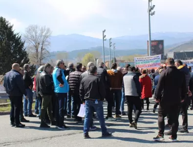 Протест срещу изкуствения дефицит да дървесина блокира пътя за Банско