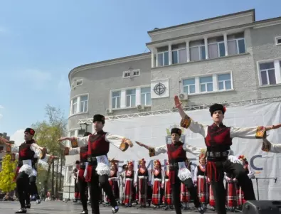Цветница идва в Бургас с истински празник на българския фолклор