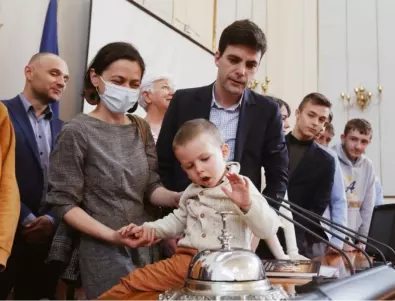 Никола Минчев и 3-годишният Андрей удариха звънеца в парламента навръх Деня на конституцията