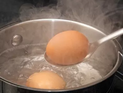Как е правилно да се варят яйцата, за да не станат сиви жълтъците им и да запазят яркия си цвят