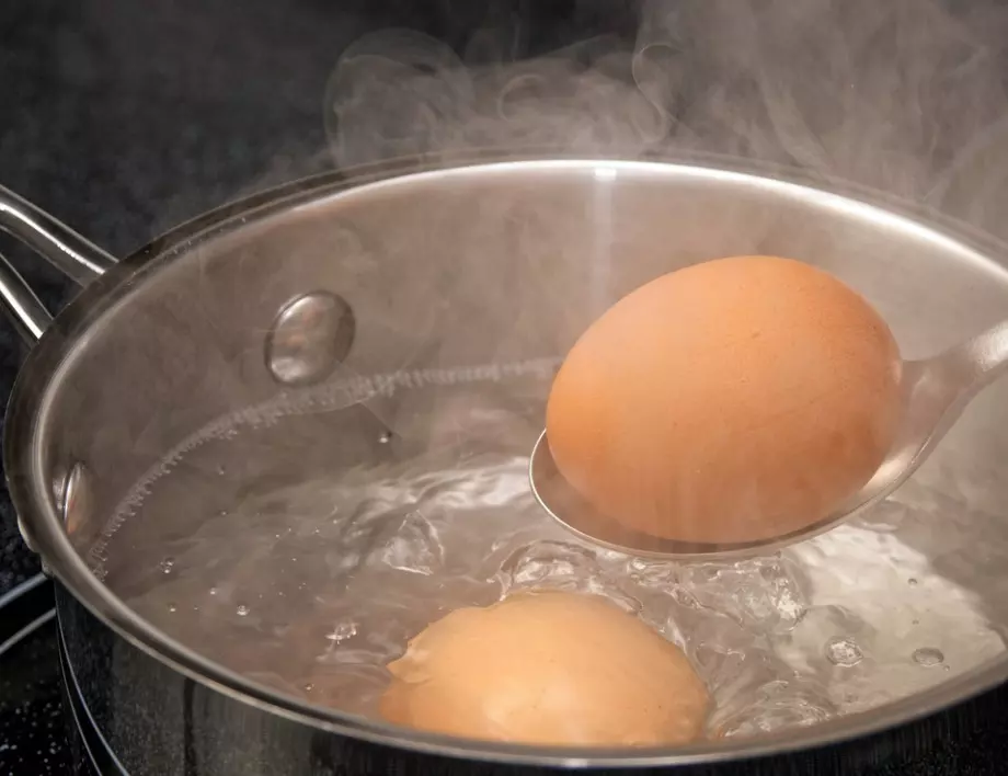 Как да не се пукат никога повече яйцата при варене?