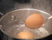 Вместо сол, сложете клечки от кибрит при варене на яйцата
