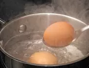 Само хитрите домакини слагат шепа от това във водата за варене на яйцата