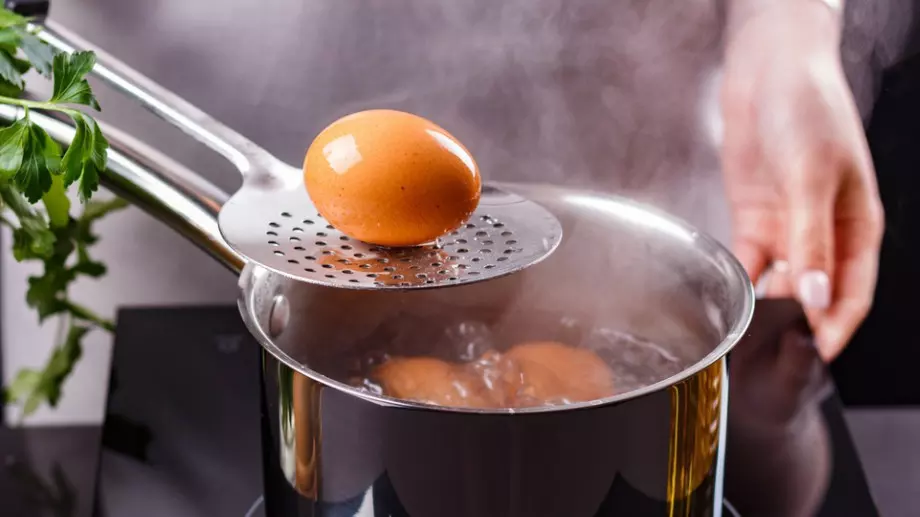 Никога повече няма да имате спукано яйце, ако ги варите по този начин