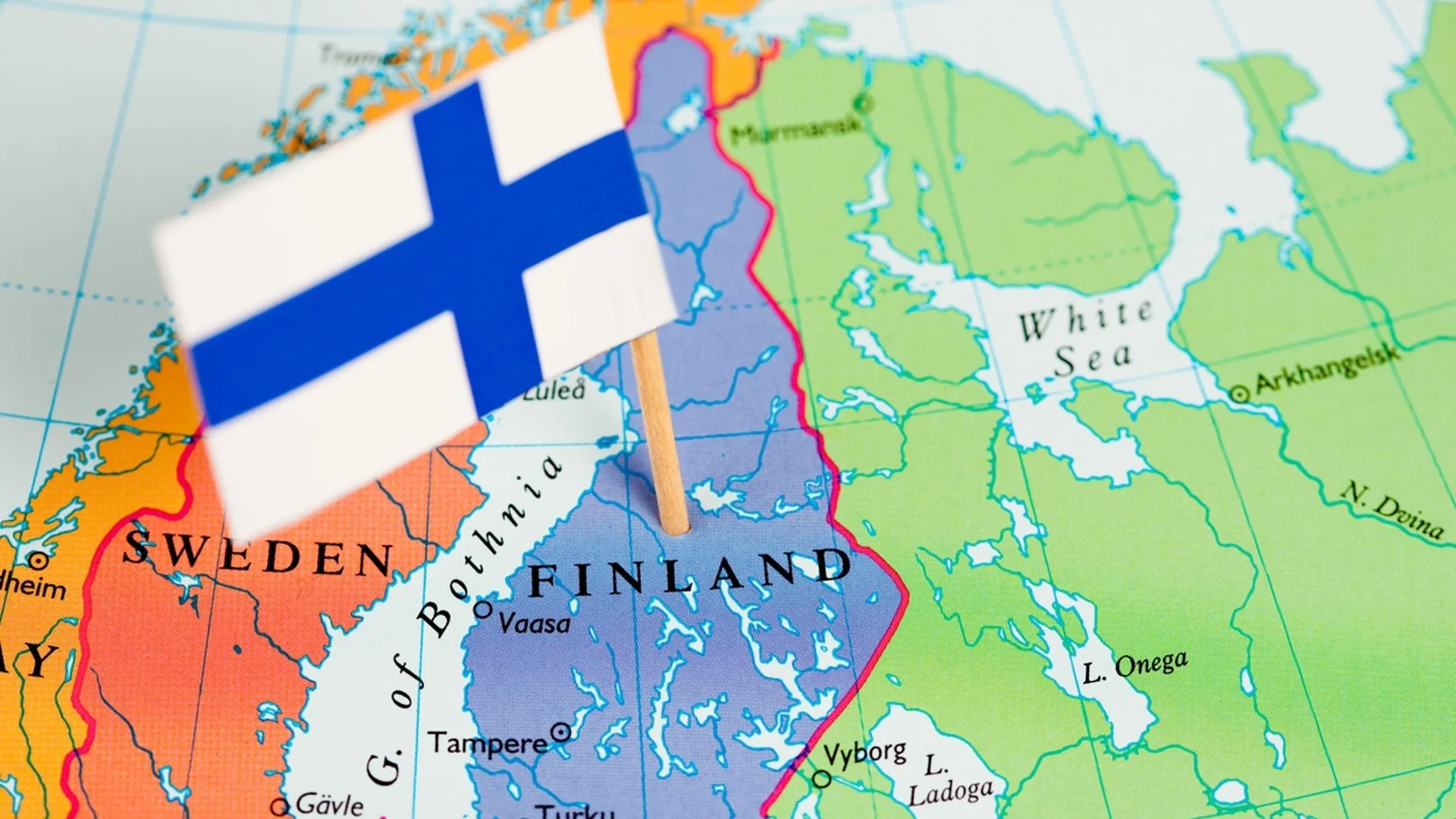 Финландия удължи затварянето на границата си с Русия за неопределено време