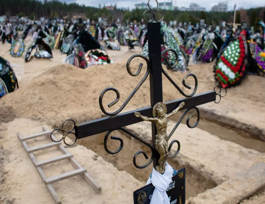Москва отхвърли Великденското примирие, сателитни снимки показват нови масови гробове край Мариупол 