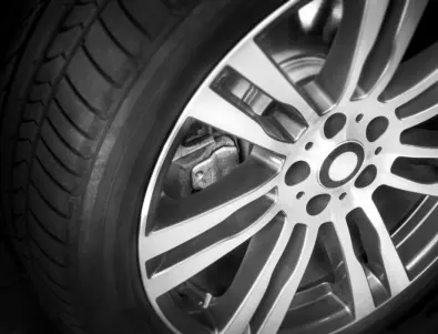 Нарязаха гумите на десетки коли в центъра на София