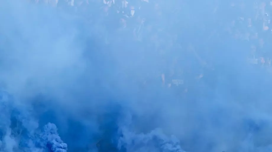 Екшън на "Герена": Фенове на Левски нахлуха на терена, има ранен полицай