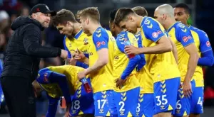 Прекъснаха Бърнли-Саутхямптън, когато слънцето залезе, за да се захранят двама от играчите