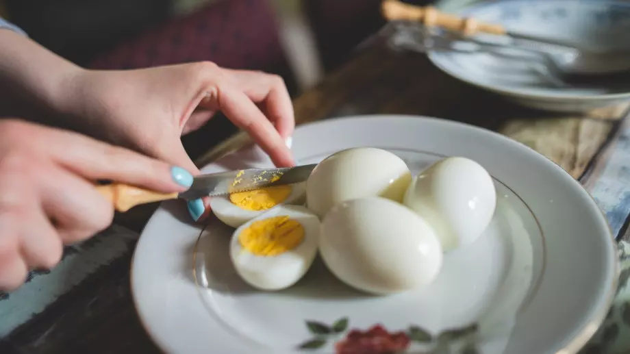 Опитните домакини ползват този хитър трик за варене на яйца с цел да се белят лесно