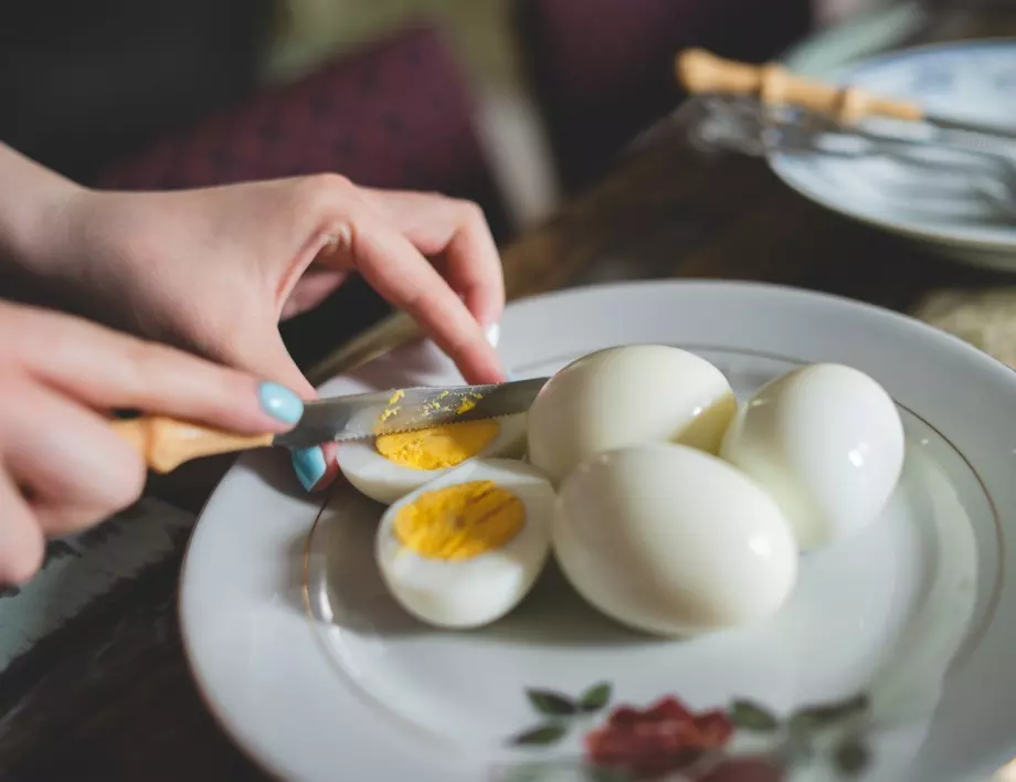 Опитните домакини ползват този хитър трик за варене на яйца с цел да се белят лесно