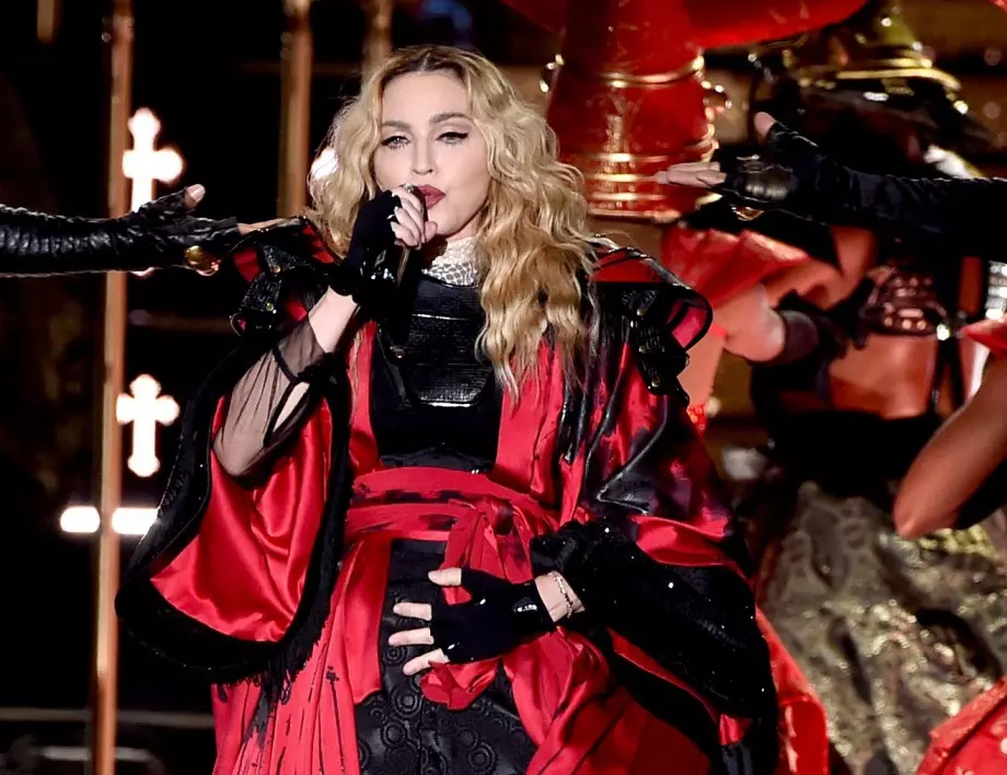 Мадона кани папата на среща 