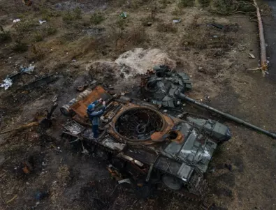 ВИДЕО: Бягайки от украинците, руски танк катастрофира в дърво