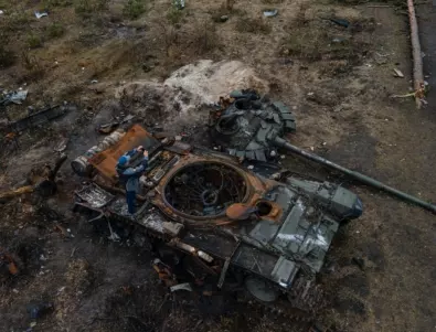 Десетки унищожени и изоставени руски танкове и БТР-и при Угледар (ВИДЕО)