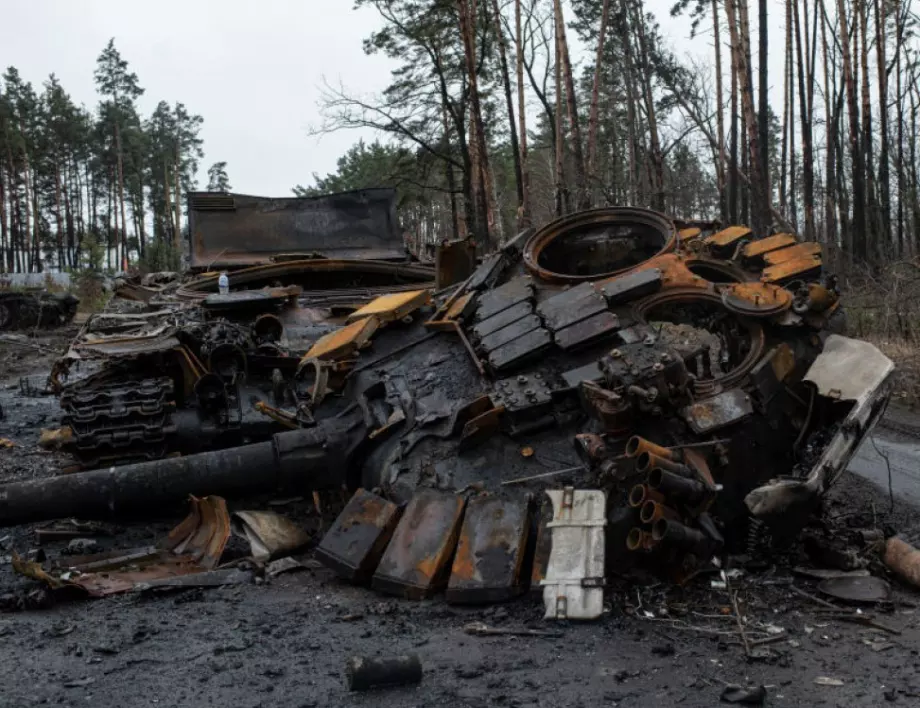 ВИДЕО: Руски танкове и БТР-и горят като факли в Украйна