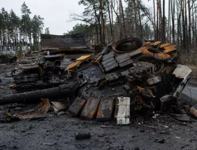 Подпалиха им ...: Руски танкисти бягат презглава от горящи танкове и БТР (ВИДЕО)
