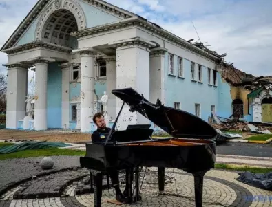 Литовски пианист свири пред разрушения Дом на културата в Ирпин (ВИДЕО)