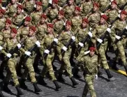 Досущ като Пепеляшка: Войник загуби обувката си на парада в Москва (ВИДЕО
