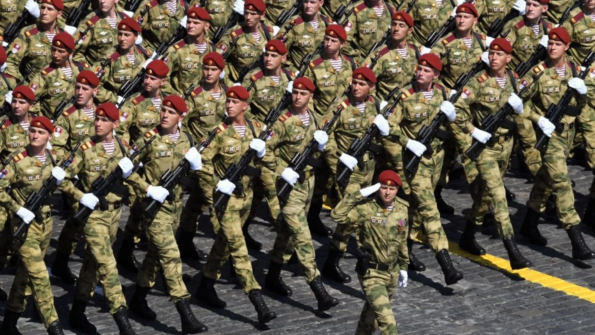 Досущ като Пепеляшка: Войник загуби обувката си на парада в Москва (ВИДЕО)