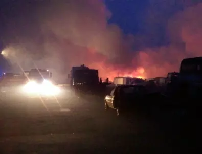 Голям пожар гори в автоморга в Ямбол (СНИМКИ)