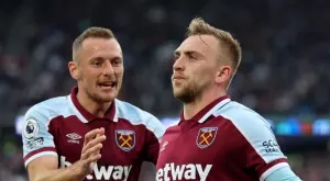 "Той е под пара. И ч*ка Дани Дайър" - коя е секси дамата до героя на Уест Хям в Европа? (ВИДЕО)