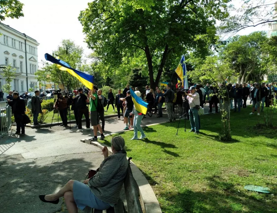 Сбиване заради Украйна - изглежда заради отнето знаме. Възползва ли се лидерът на "Възраждане"? (ВИДЕО)