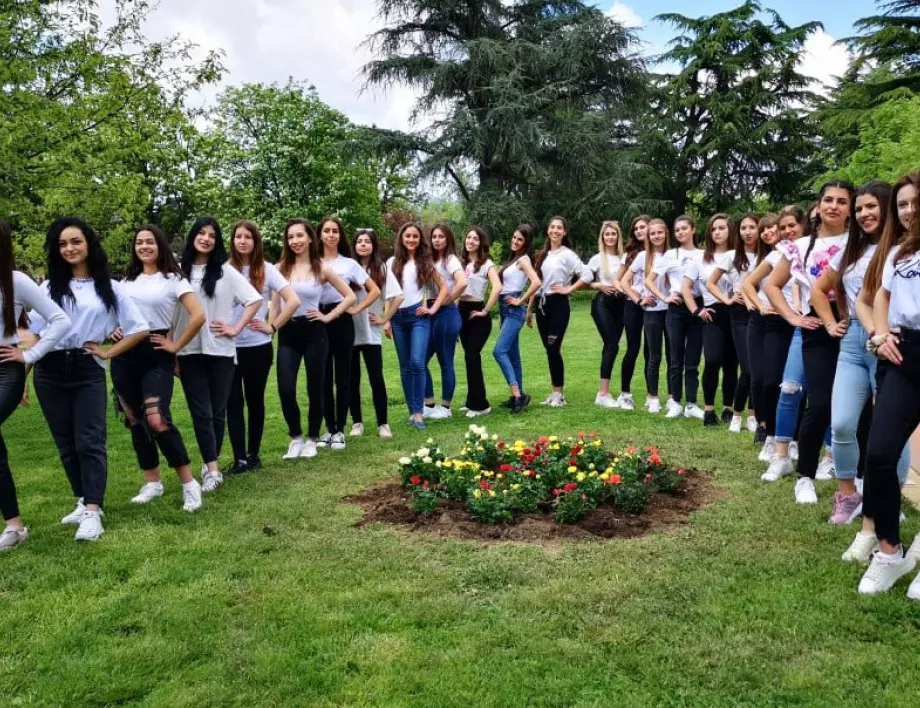 Нови рози засадиха в парк "Розариум" кандидатките за Царица Роза 2022 в Казанлък (СНИМКИ)