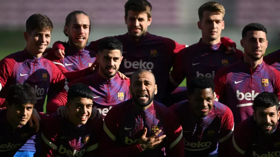 "Пламъкът продължава да е жив": Барселона показа титулярния си екип за сезон 2022/23 (СНИМКА)