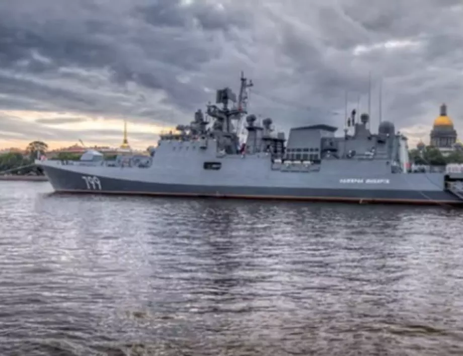 Втори руски военен кораб гори край украинския Змийски остров. Вероятно е ударен от ракета "Нептун"