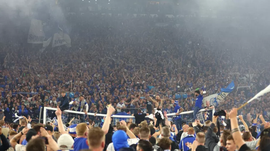 Десетки пострадали фенове на празненствата след завръщането на Шалке 04 в Бундеслигата
