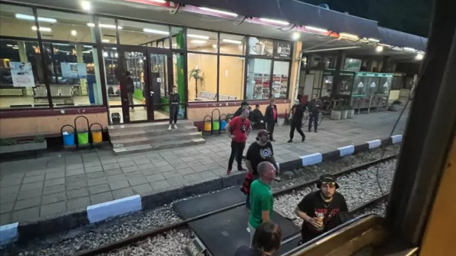 Само в SPORTLIVE: Фенове на Локо Сф буйстват във влака за София, трошат всичко наред (СНИМКИ)