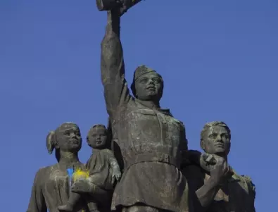 Изляха с дрон жълта и синя боя върху Паметника на Съветската армия