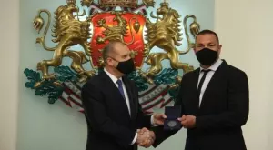 {{ otherArticle[0].article.title }}