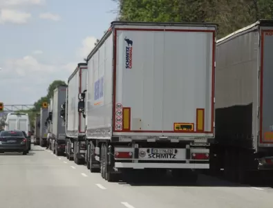 Километрично задръстване от камиони затруднява движението на ГКПП 