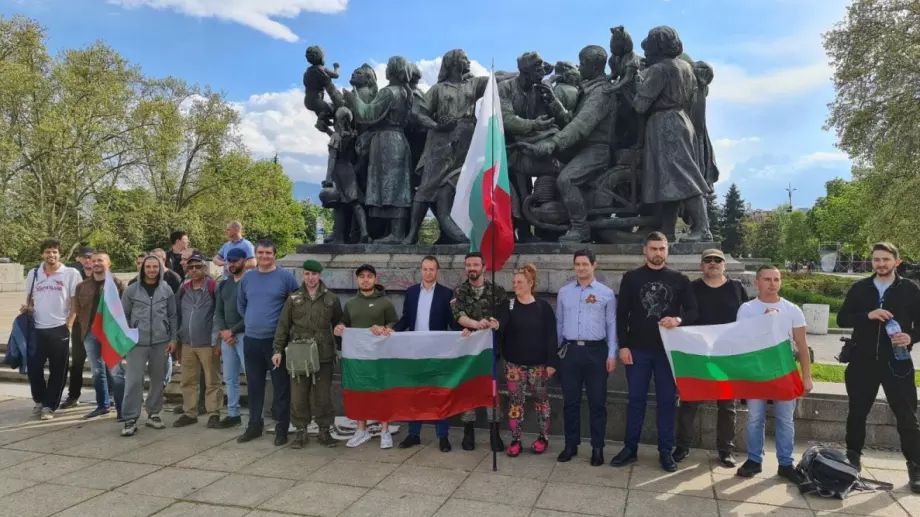 От партия "МИР" призовават прокуратурата да се самосезира за хвърлянето на боя върху Паметника на съветската армия