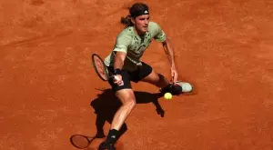 Циципас продължава невероятното си представяне, чака суперзвезда на финала в Рим