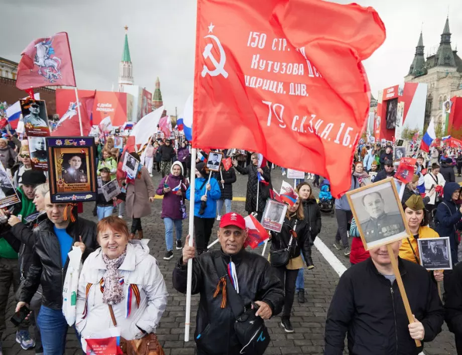 В Санкт Петербург са наемали статисти за участие в шествието "Безсмъртния полк" 