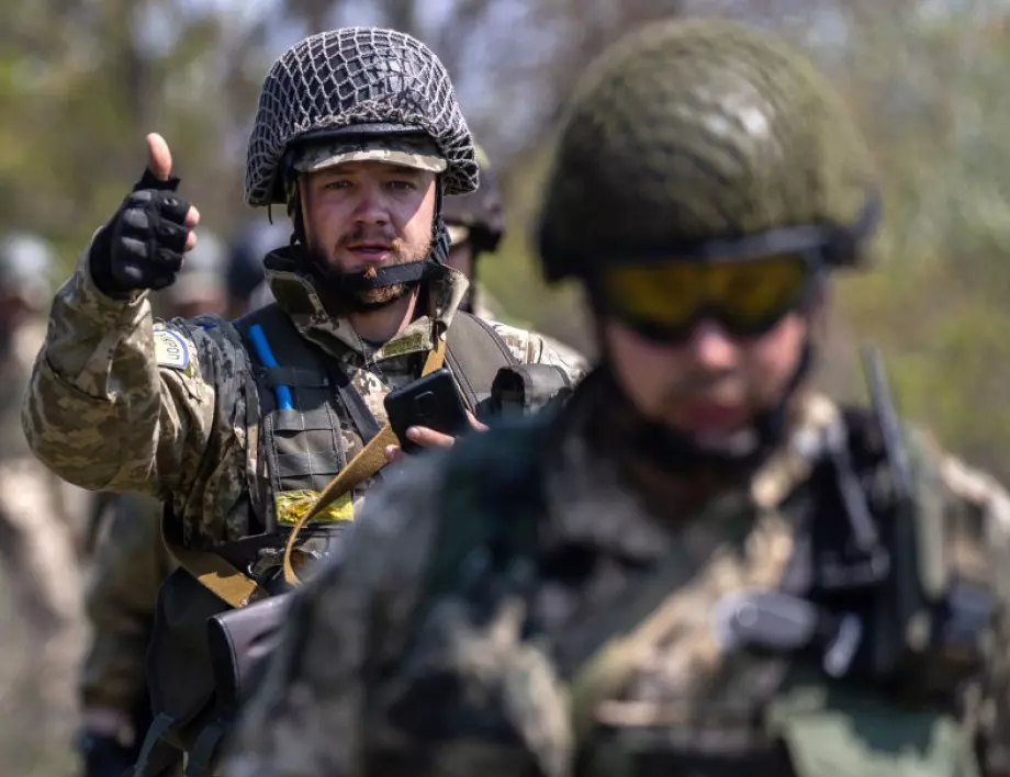 Стотици украински войници завършиха първия етап от тренировъчната мисия на ЕС